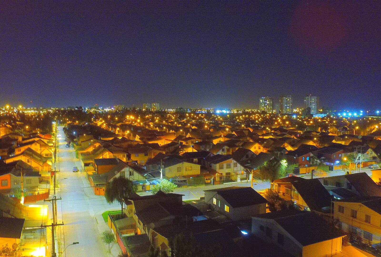 Noche iluminada en el Gran Santiago, Chile. Comuna de Maipú