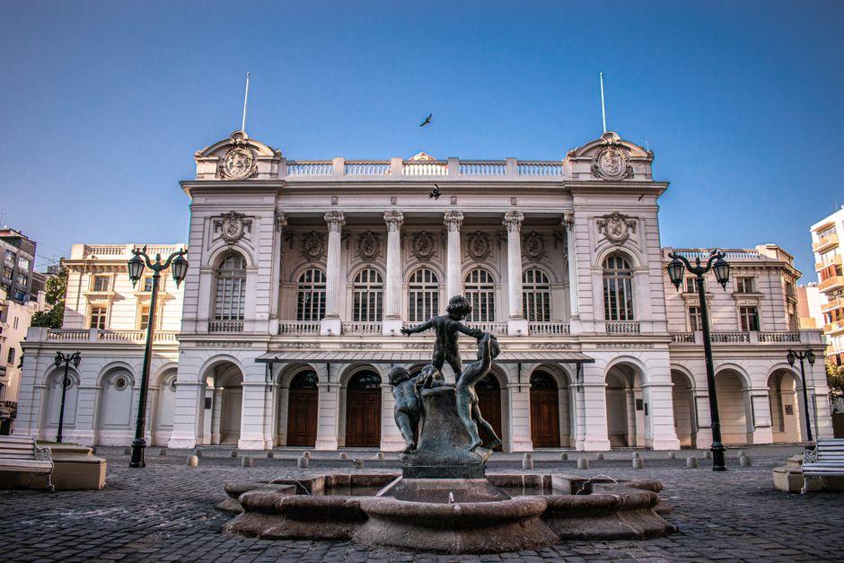 Santiago Residents Discover Photos Stolen, Demand Answers From Online Platforms